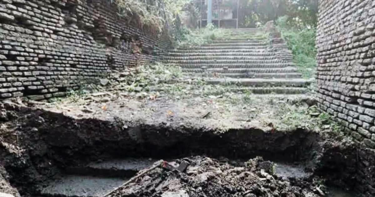 গুপ্তধনের খোঁজে খনন, হুমকিতে বাইশরশি জমিদার বাড়ি