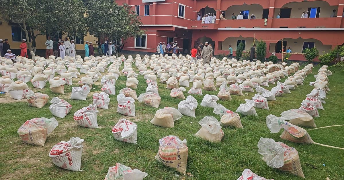 ১৫০০ অসহায় পরিবার ও শিক্ষার্থীর মাঝে খাদ্যসামগ্রী বিতরণ