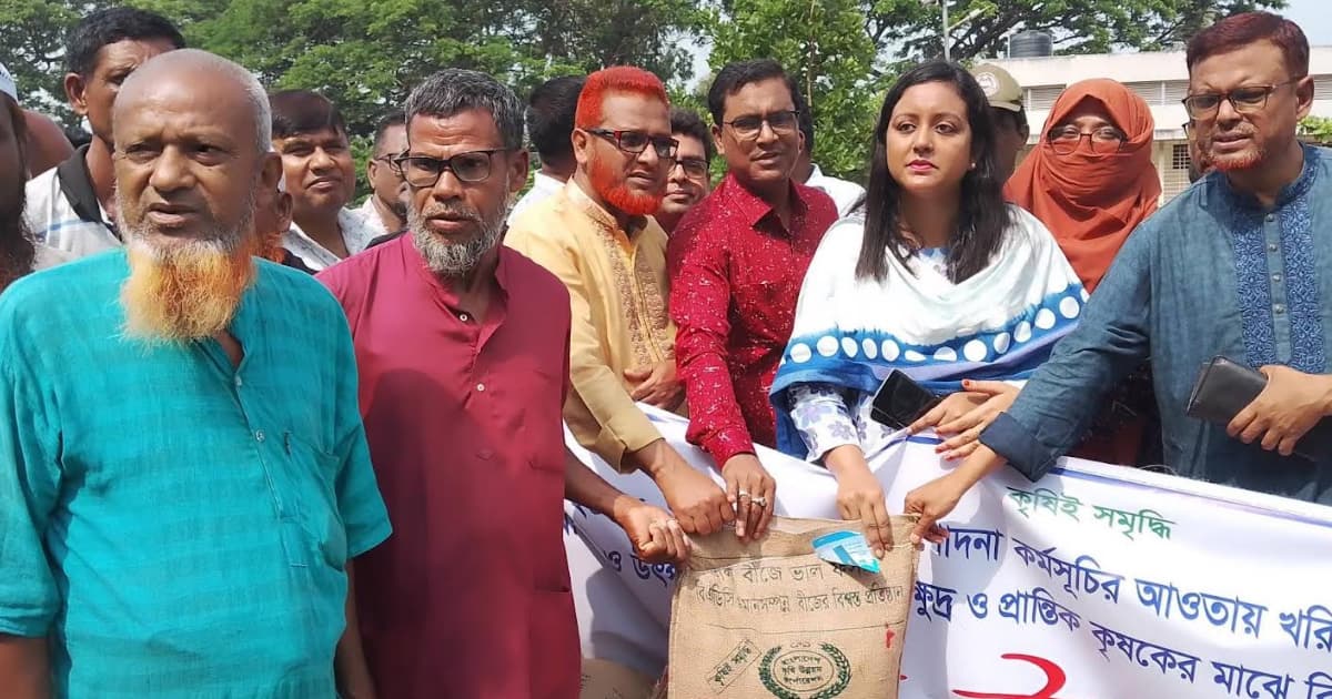 তাড়াশে ক্ষুদ্র ও প্রান্তিক কৃষকদের মাঝে বীজ ও সার বিতরণ