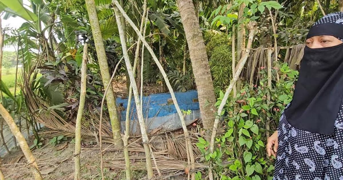 বাগেরহাটে কবরস্থান থেকে পিতার হাড়গোড় সরিয়ে জমি দখলের হুমকি