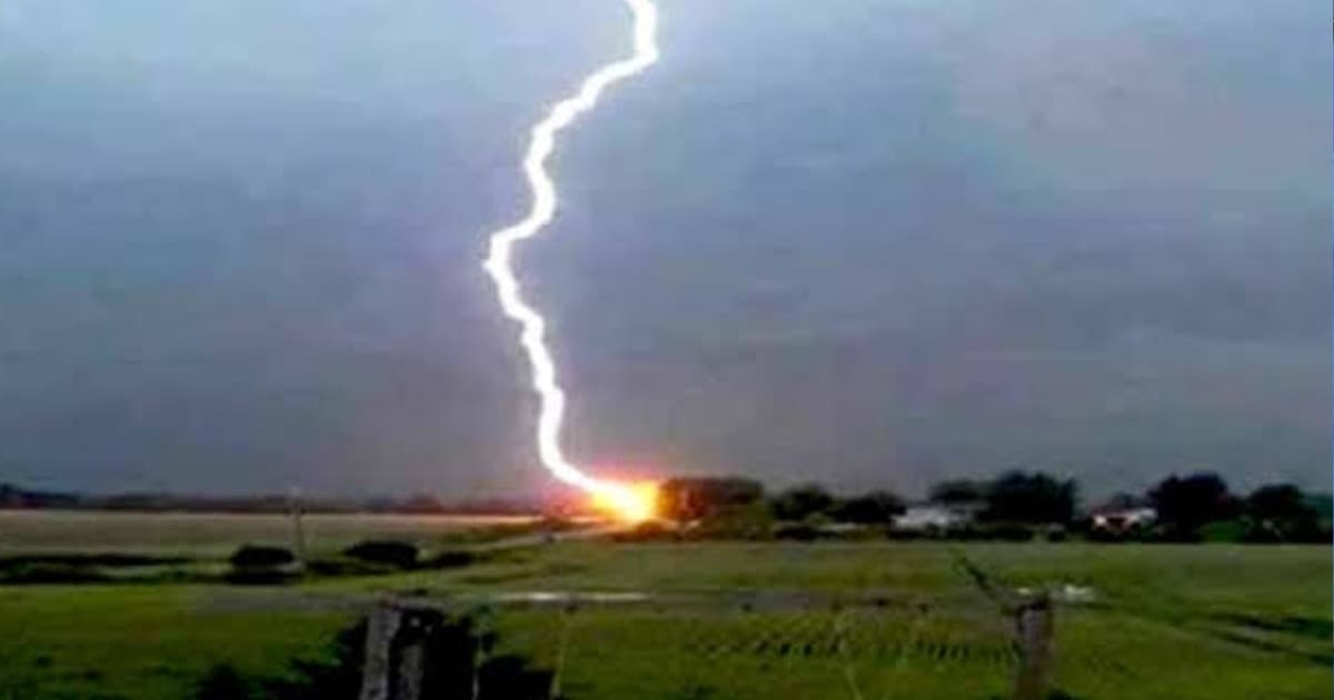 হাওড়ে ঘাস কাটতে গিয়ে বজ্রাঘাতে প্রাণ গেল কৃষকের