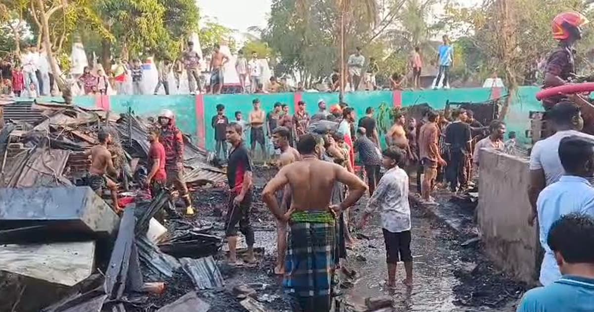 ঝালকাঠির শ্মশানঘাট এলাকায় ভয়াবহ অগ্নিকাণ্ড