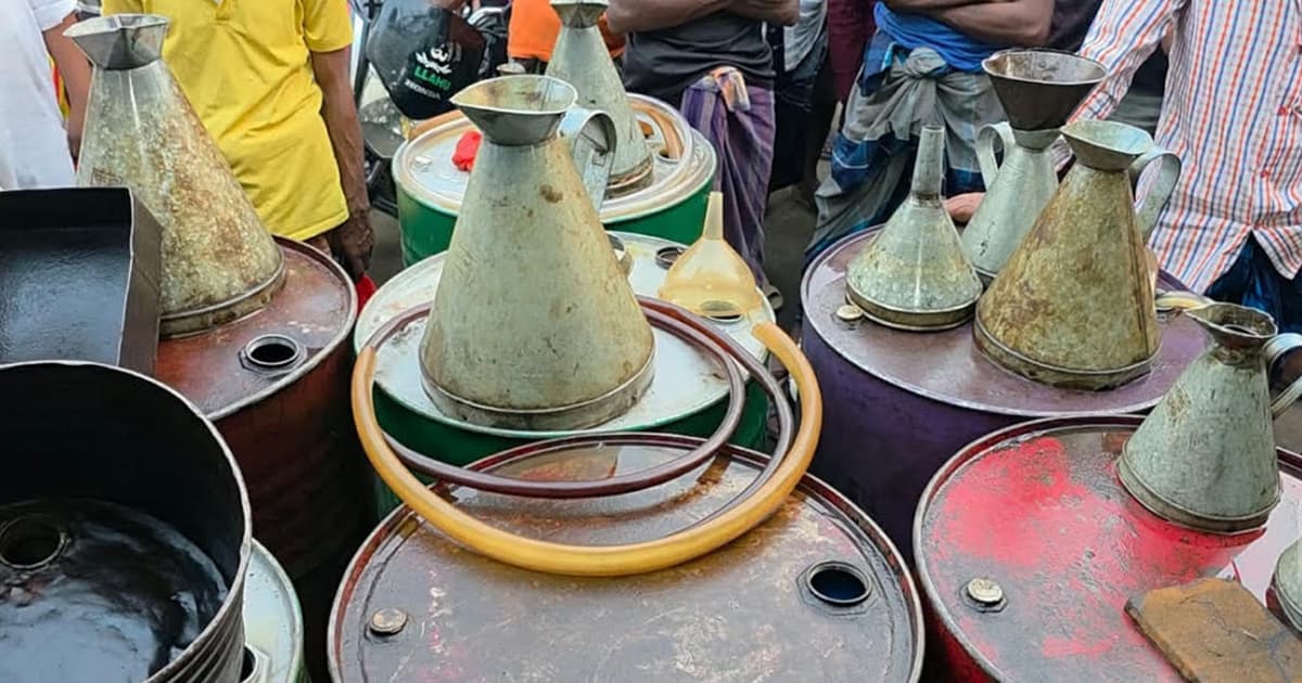 বগুড়ায় মজুত করা ডিজেল জব্দ করে কৃষকদের মাঝে বিতরণ