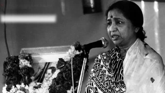 ১৯৬০ এর দশকে ‘তিসরি মঞ্জিল’ সিনেমার গান তাঁকে অনন্য উচ্চতায় পৌঁছে দেয়।
