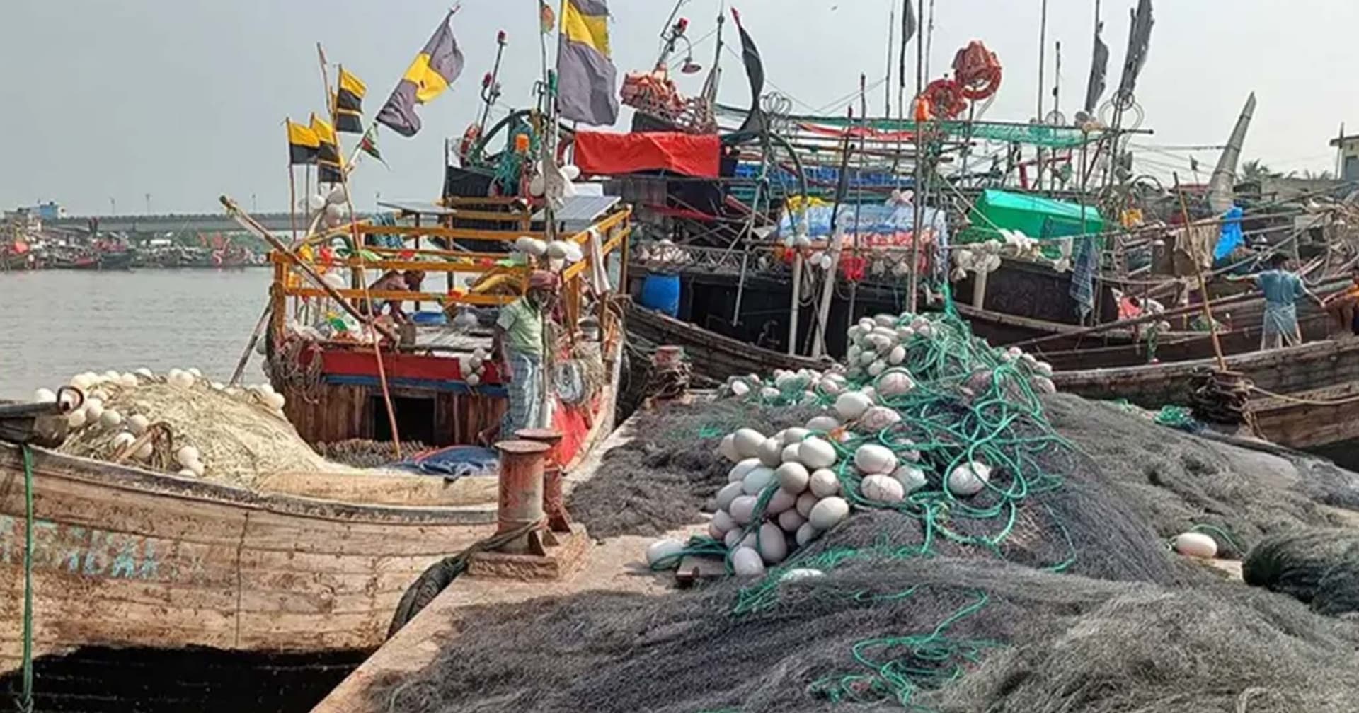 সাগরে মাছ ধরায় নিষেধাজ্ঞা: উপকূলে জেলেদের দুশ্চিন্তা