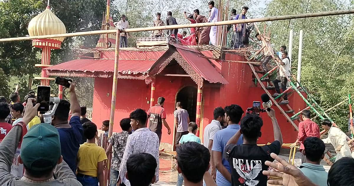 কুষ্টিয়ায় দরবারে হামলা-আগুন, কথিত ‘পীর’কে পিটিয়ে হত্যা