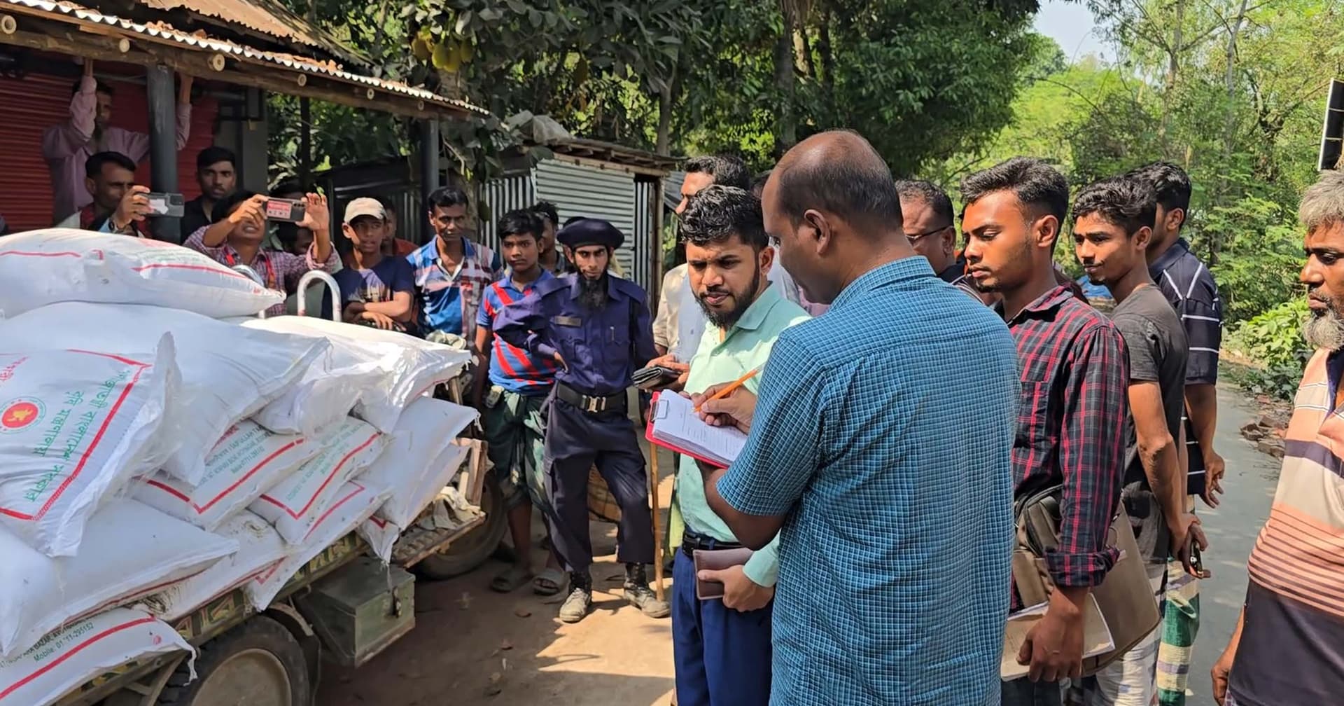 মান্দায় পাচারকালে ৪৫ বস্তা রাসায়নিক সার জব্দ