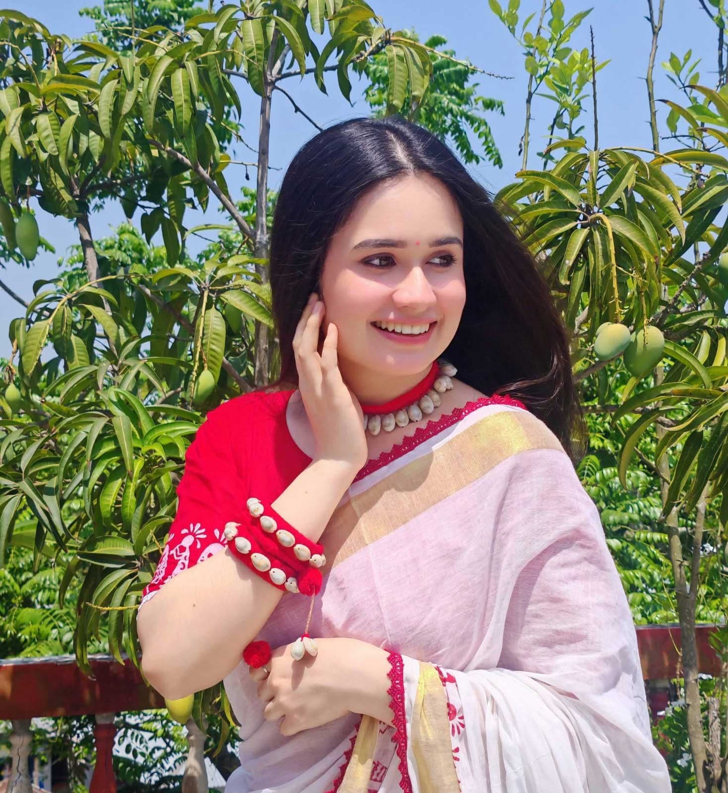 সোনালি-লাল পাড়ের সাদা শাড়ির বৈশাখী সাজে নজর কেড়েছেন জান্নাতুল ফেরদৌস ঐশী।