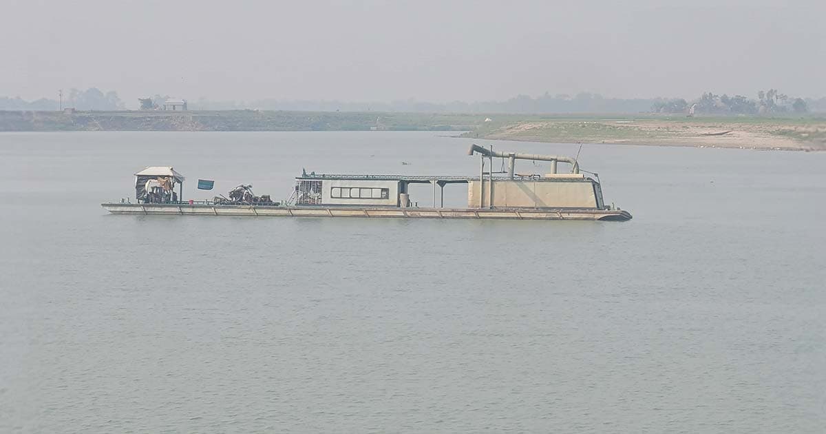সড়কের উন্নয়নের নামে বালু উত্তোলন, বসতভিটা হারাচ্ছে শতশত পরিবার