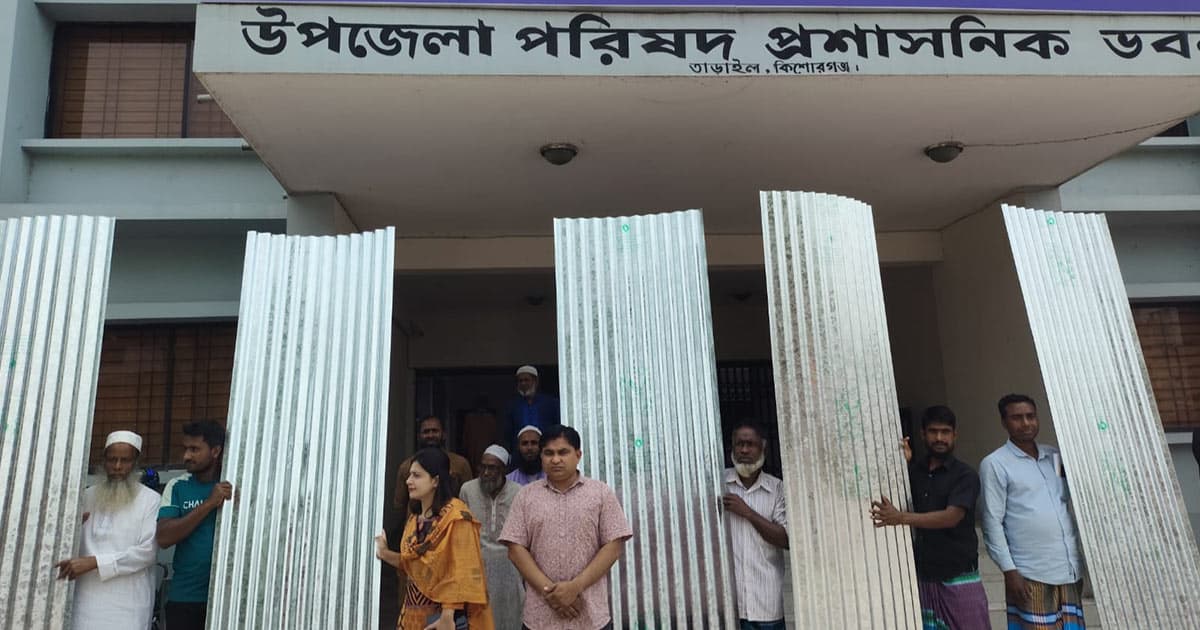 তাড়াইলে ক্ষতিগ্রস্তদের মাঝে ঢেউটিন বিতরণ