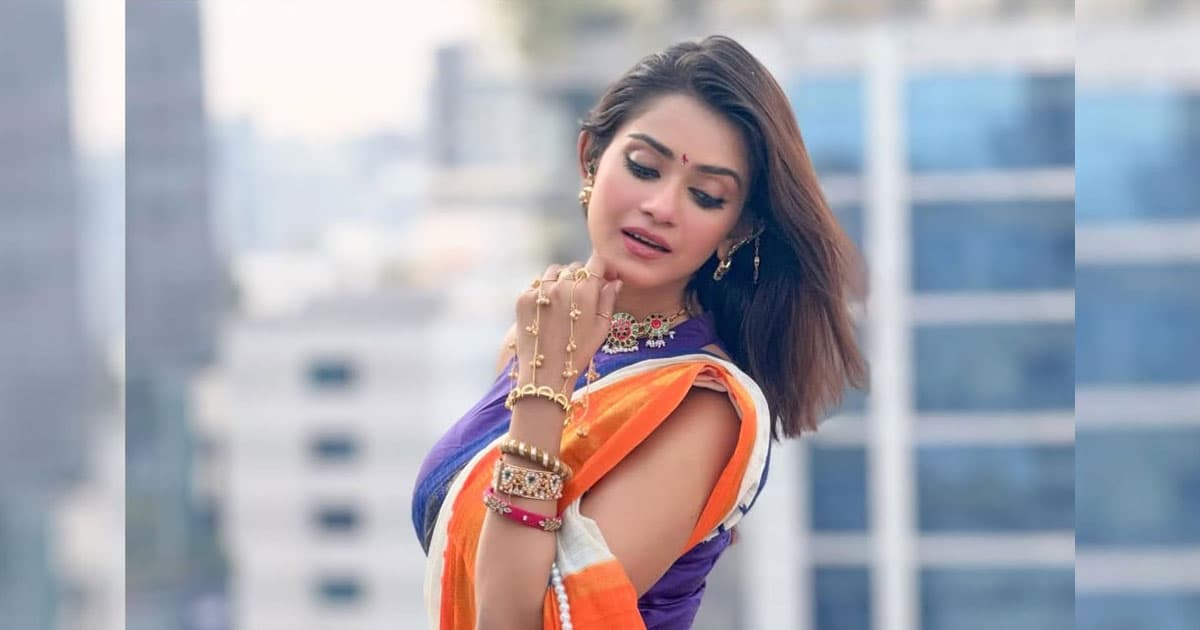 শাড়ি-গয়নায় নজর কাড়লেন তিশা