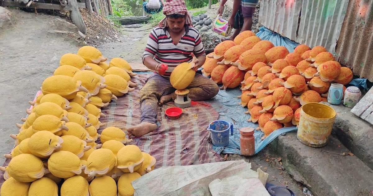 বৈশাখ ঘিরে ঘুরে দাঁড়ানোর স্বপ্ন মৃৎশিল্পীদের