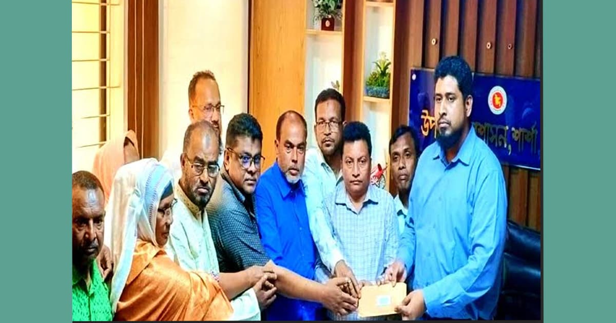 প্রকল্প কর্মকর্তার অপসারণ চেয়ে মানববন্ধন ও স্মারকলিপি প্রদান