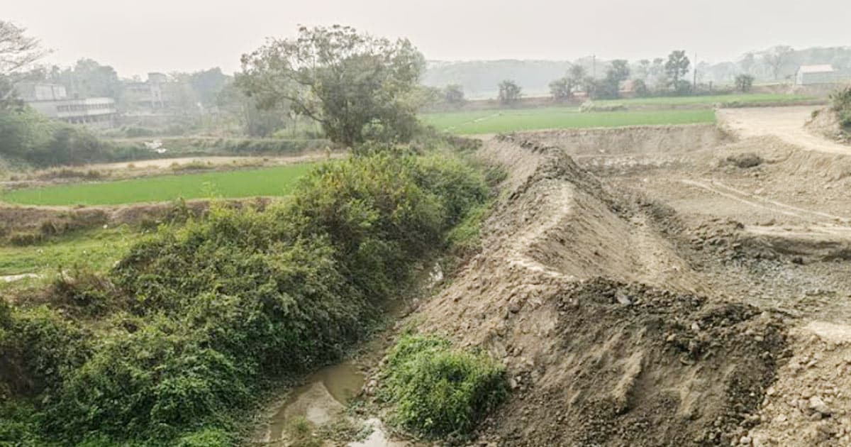 সরকারি খাল ভরাট ও সড়কের জমিতে পুকুর খননের অভিযোগ