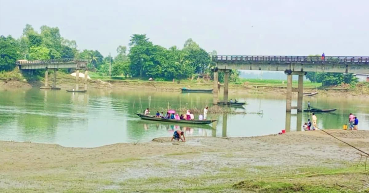 সরিষাবাড়ীর ভাঙা সেতুতে ভোগান্তিতে ২০ গ্রামের মানুষ