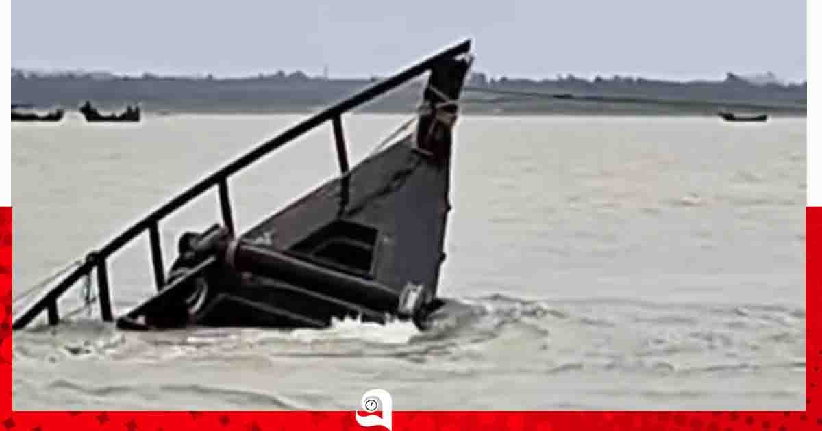 কক্সবাজারে ঢেউয়ের কবলে  ট্রলার দ্বিখণ্ডিত, শিশু নিখোঁজ
