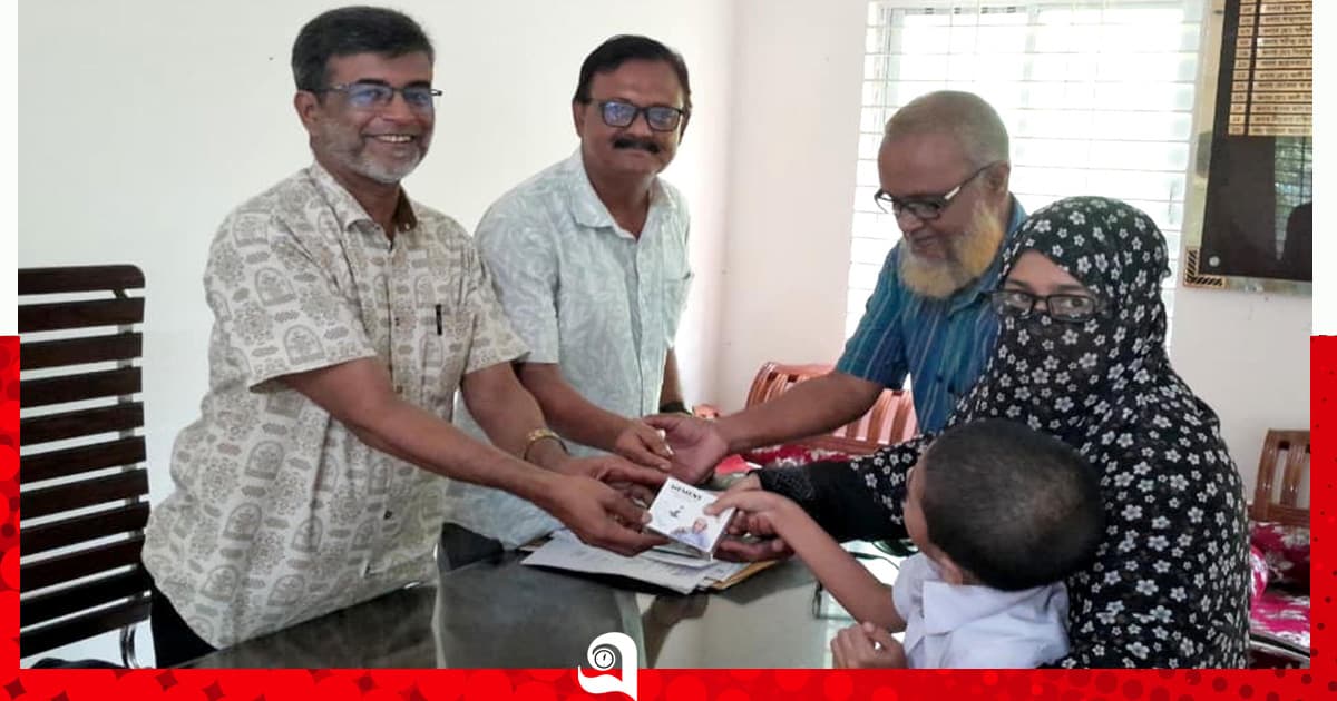 শিক্ষার্থীদের মাঝে শ্রবণ উপকরণ ও নগদ অর্থ বিতরণ