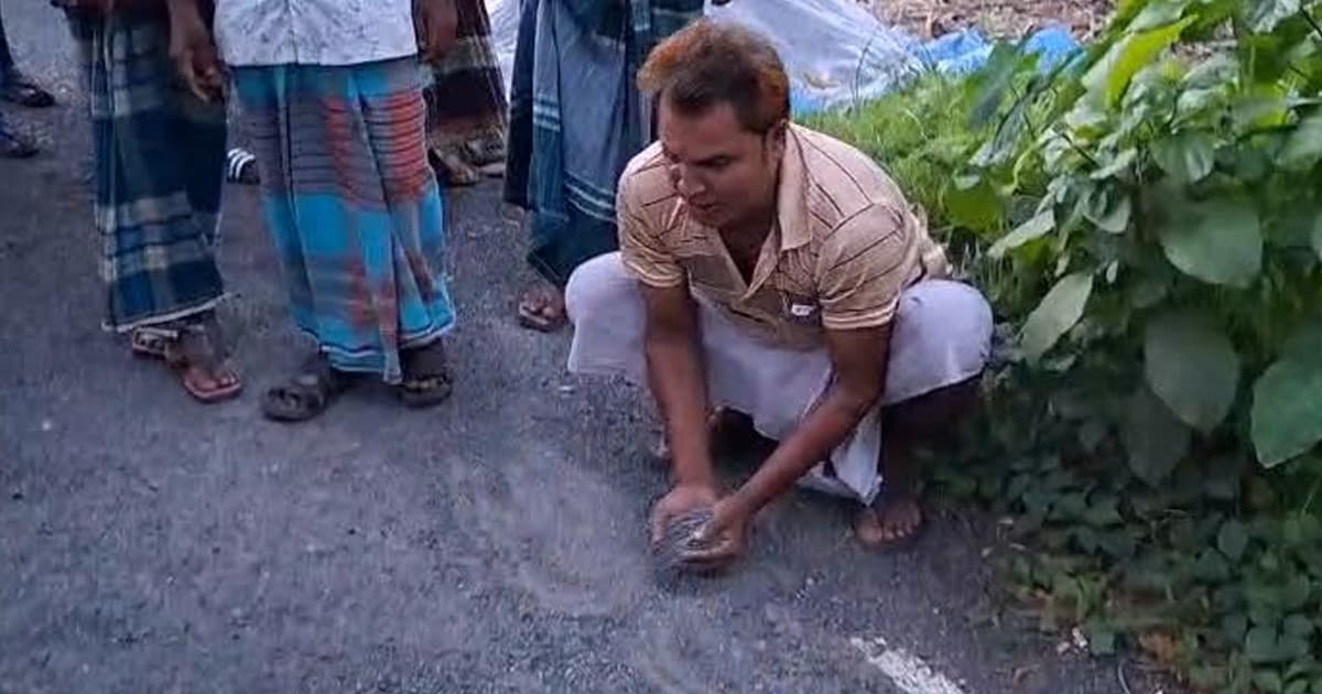 জুনে তৈরি আগস্টেই গর্ত,  শরীয়তপুরে চার কোটি টাকার সড়কে হরিলুট