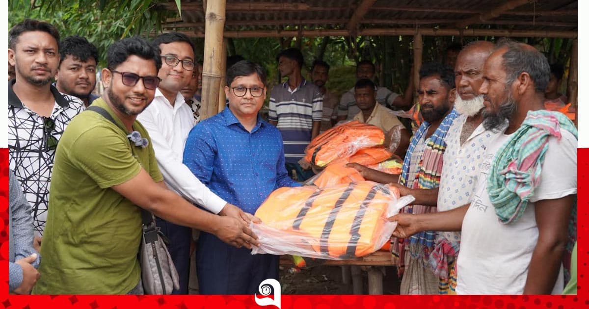 নদীপথে যাত্রীদের নিরাপত্তায় লাইফ জ্যাকেট দিলো রাসিক