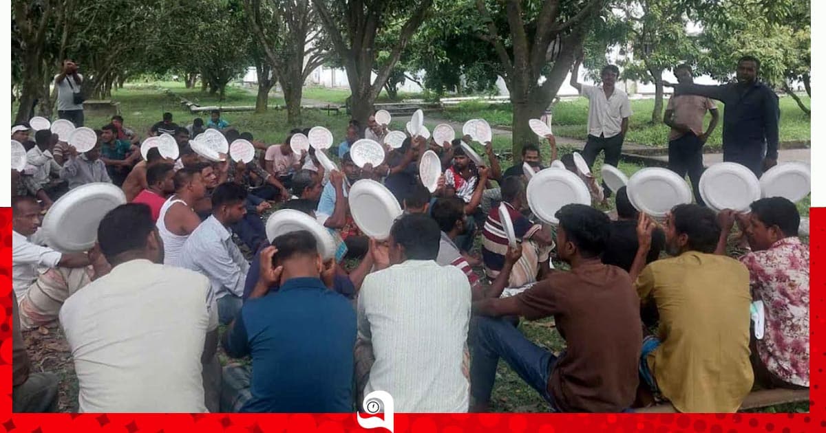 বড়পুকুরিয়ায় কর্মহীন শ্রমিকদের অবস্থান ধর্মঘট, পুনর্বহালের দাবি