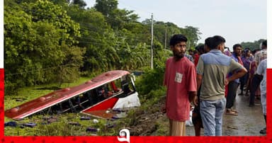 ভাঙ্গায় নিয়ন্ত্রণ হারিয়ে বাস  খাদে, আহত ২০