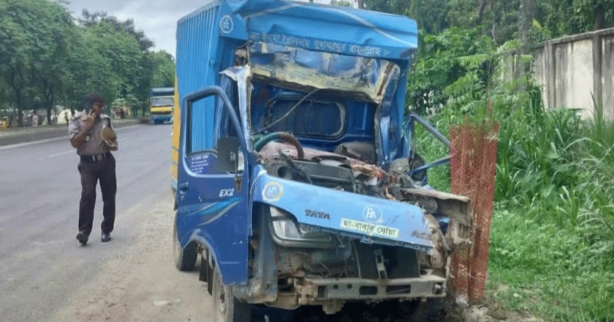 গাজীপুরে গাড়ির পেছনে কাভার্ড ভ্যানের ধাক্কা, চালক নিহত