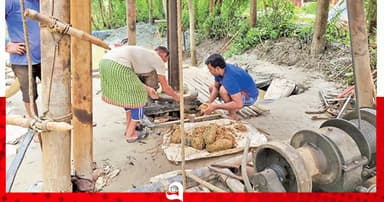 গোবর দিয়ে চলছে নিরাপদ পানির লাইনের কাজ