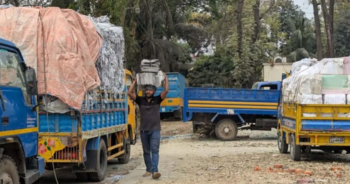 সোনারগাঁয়ে অবৈধ ছাপাখানায় অভিযান চালিয়ে ২০ লাখ টাকার গাইড জব্দ