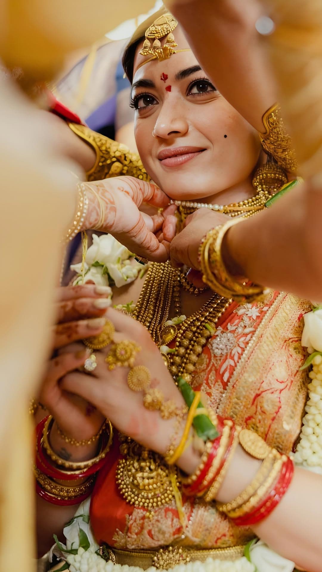 বিয়ে উপলক্ষে রাশমিকা ও বিজয় দুজনেই পরেছেন ভারী জুয়েলারি ।