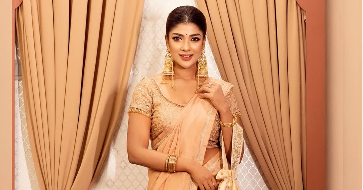 গোল্ডেন টাচ লুকে সারিকা
