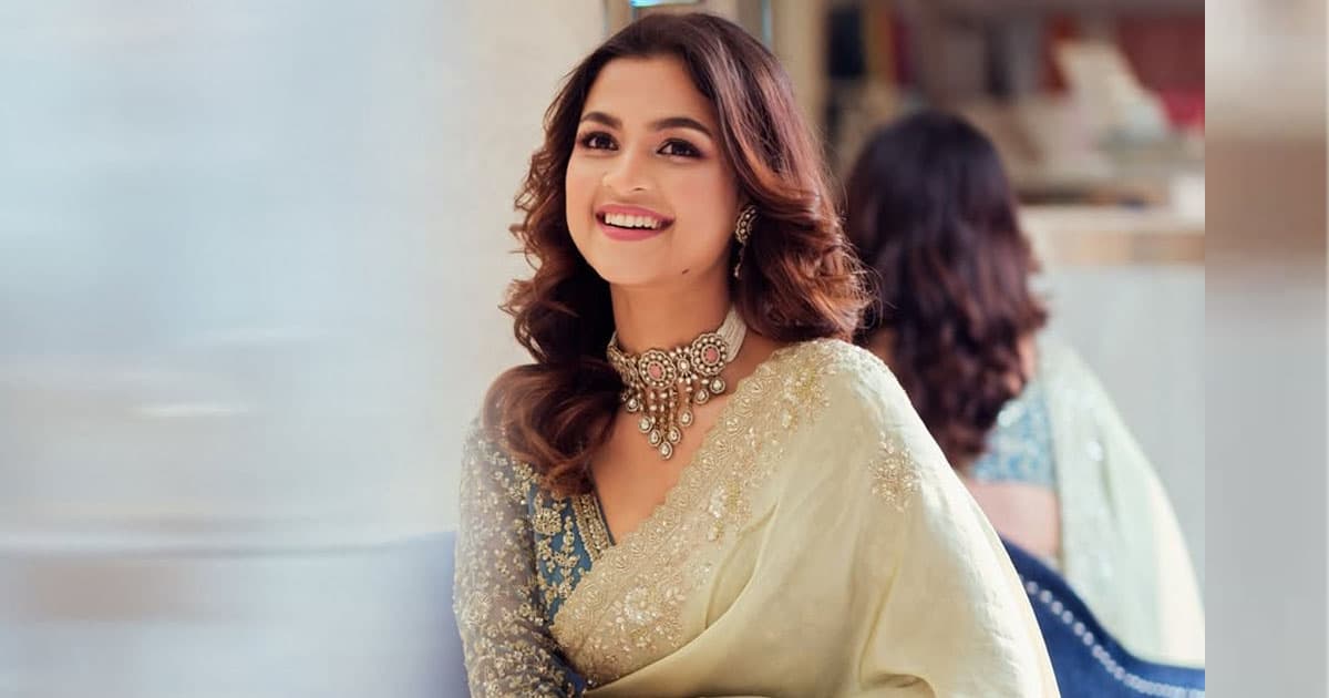 শাড়িতে নান্দনিক সাদিয়া