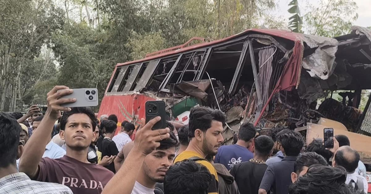 মাদারীপুরে দুই বাসের মুখোমুখি সংঘর্ষ, নিহত ২