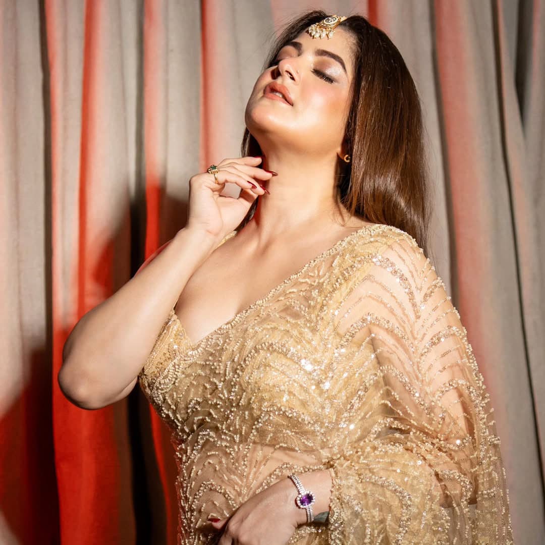 একেবারে পার্টি আমেজ আর আবেদনময়তা মিশেলে ঝলমলে শ্রাবন্তী।