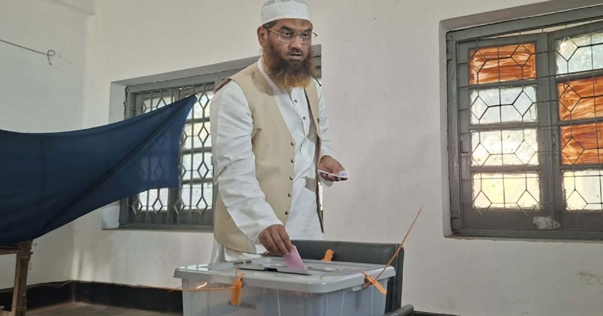 মামুনুল হক নিজ আসনে ভোট দিলেন