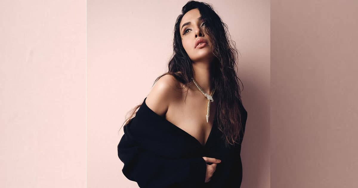 আবেদনময়ী স্নিগ্ধা