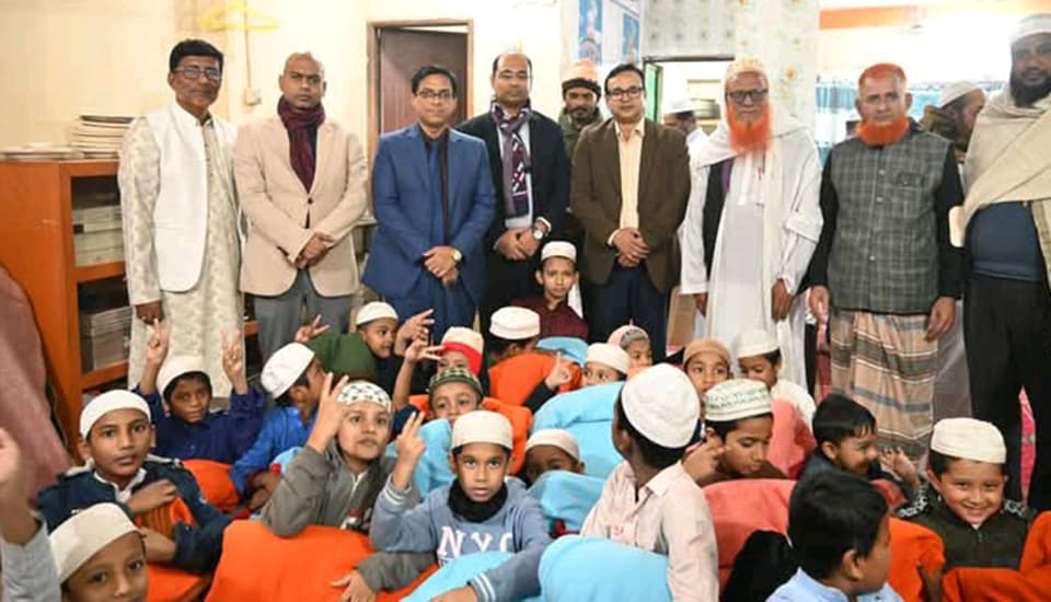 জেলা প্রশাসকের উদ্যেগে আড়াই শতাধিক এতিমের মাঝে কম্বল বিতরণ