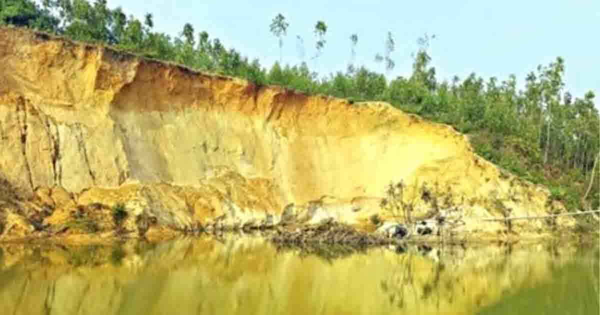 লামায় নির্বিচারে পাহাড় কেটে মাটি বিক্রি, নীরব প্রশাসন