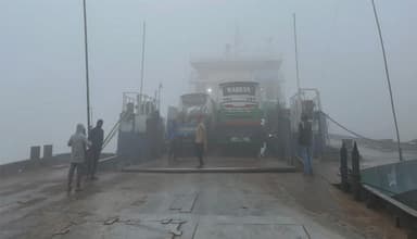 ঘন কুয়াশায় দৌলতদিয়া নৌপথে ফেরি চলাচল বন্ধ