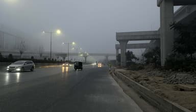 কুয়াশার চাদরে ঢাকা রাজধানী