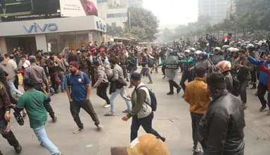 পুলিশের লাঠিপেটায় সড়ক ছাড়লেন মোবাইল ফোন ব্যবসায়ীরা