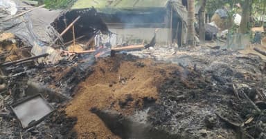 তারাকান্দায় সশস্ত্র মহড়ায় বসতবাড়ী আগুনে পুড়িয়ে ভস্মীভূত