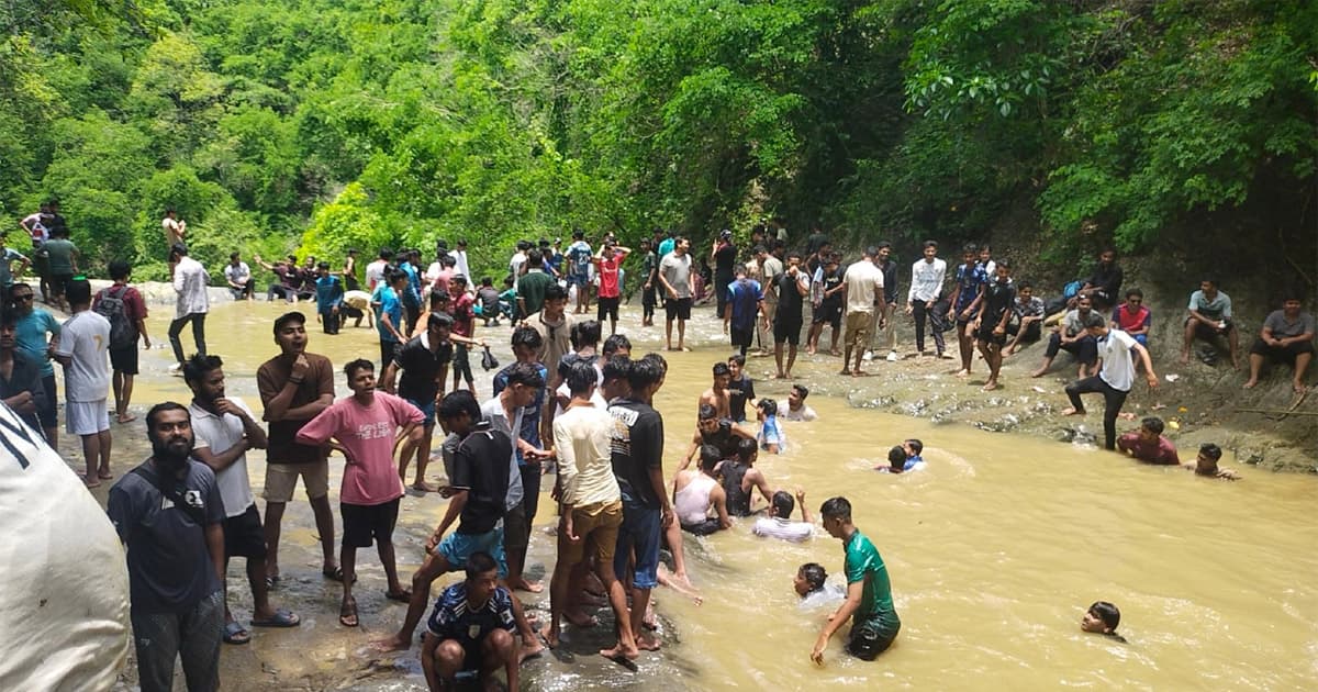 ঝরনায় ফিরেছে প্রাণ, বাড়ছে পর্যটক