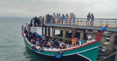 সেন্ট মার্টিনে ১০ দিন পর ট্রলার চলাচল শুরু