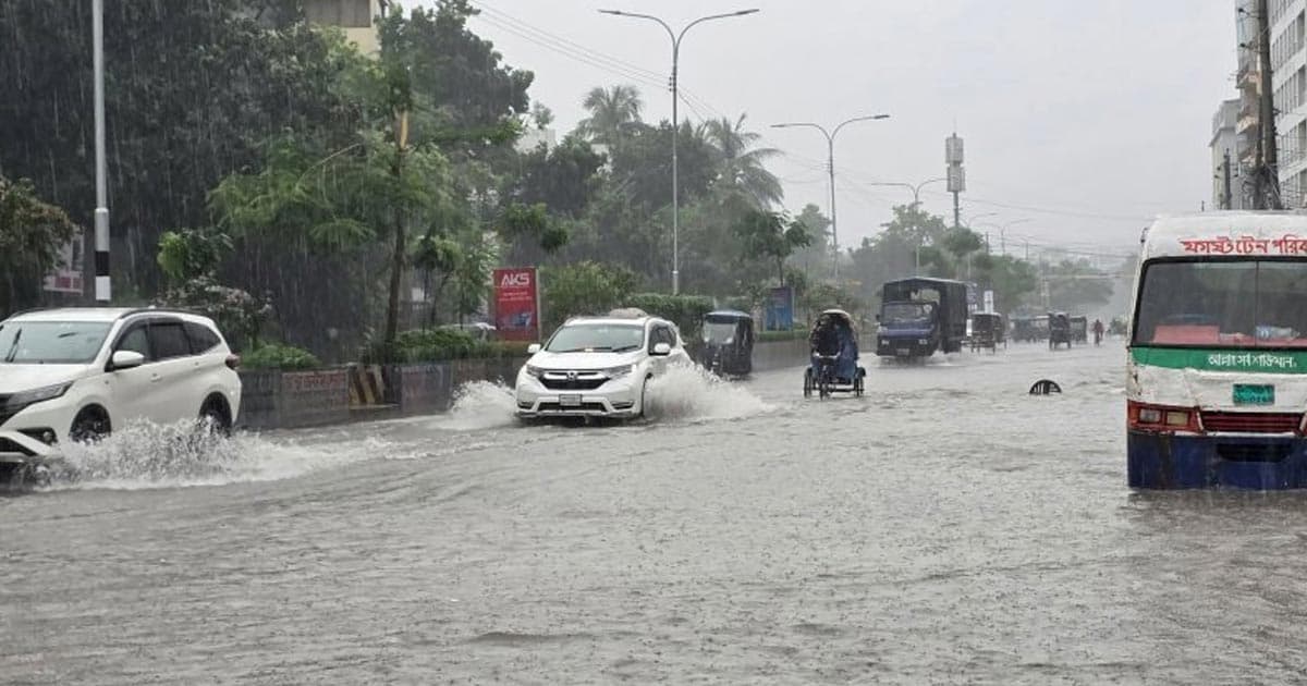 রাজধানীর অনেক সড়ক এখনো পানির নিচে