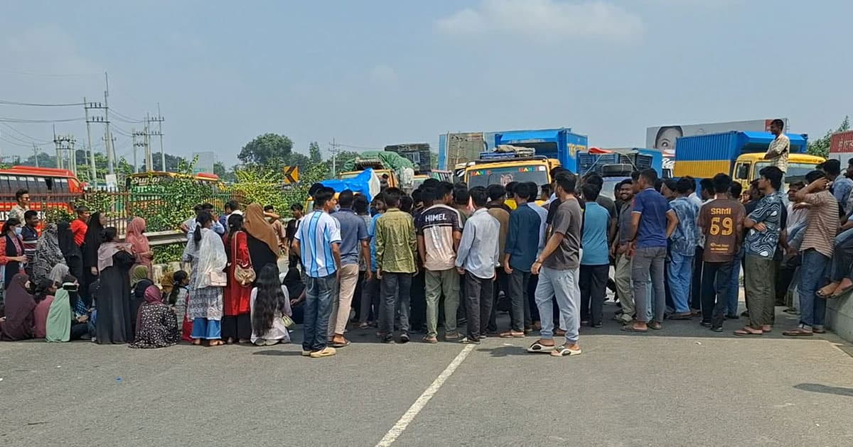 শিক্ষামন্ত্রীর পদত্যাগের দাবিতে মহাসড়ক অবরোধ, দীর্ঘ যানজট