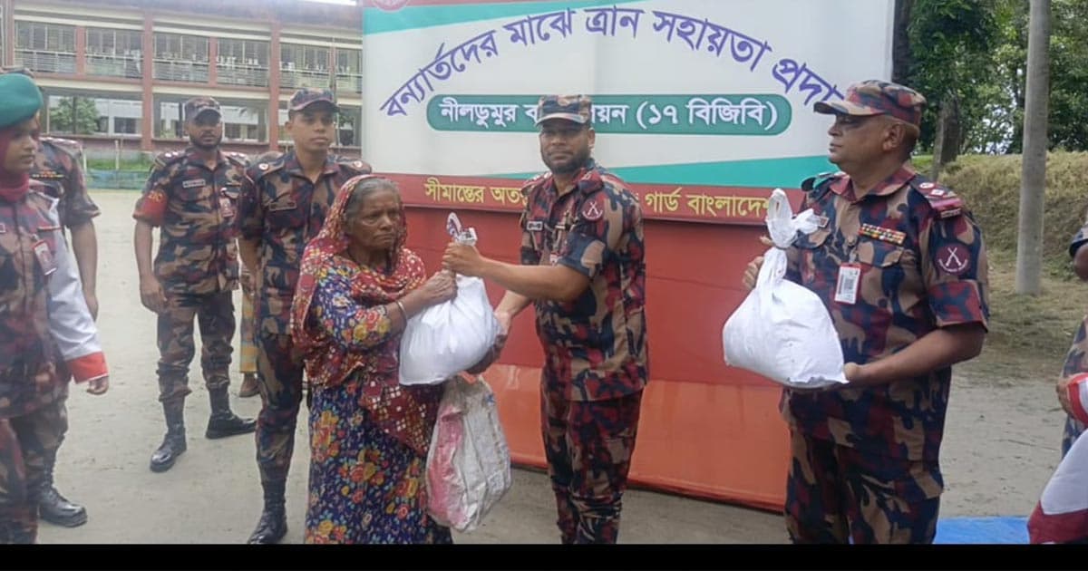 বিজিবির উদ্যোগে বন্যাদুর্গতদের মাঝে ত্রাণ বিতরণ