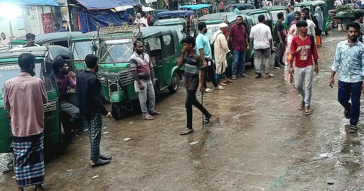 অতিরিক্ত ভাড়া আদায়ে ভোগান্তিতে যাত্রীরা