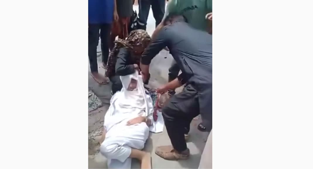 রাস্তার পাশে অচেতন কলেজছাত্রী, উদ্ধার করল জনতা