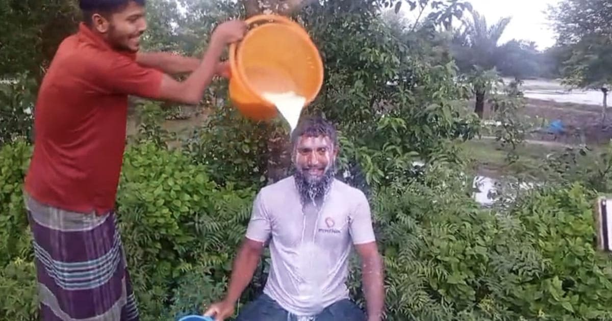 জামায়াত নেতার পদত্যাগ, দুধ দিয়ে গোসল