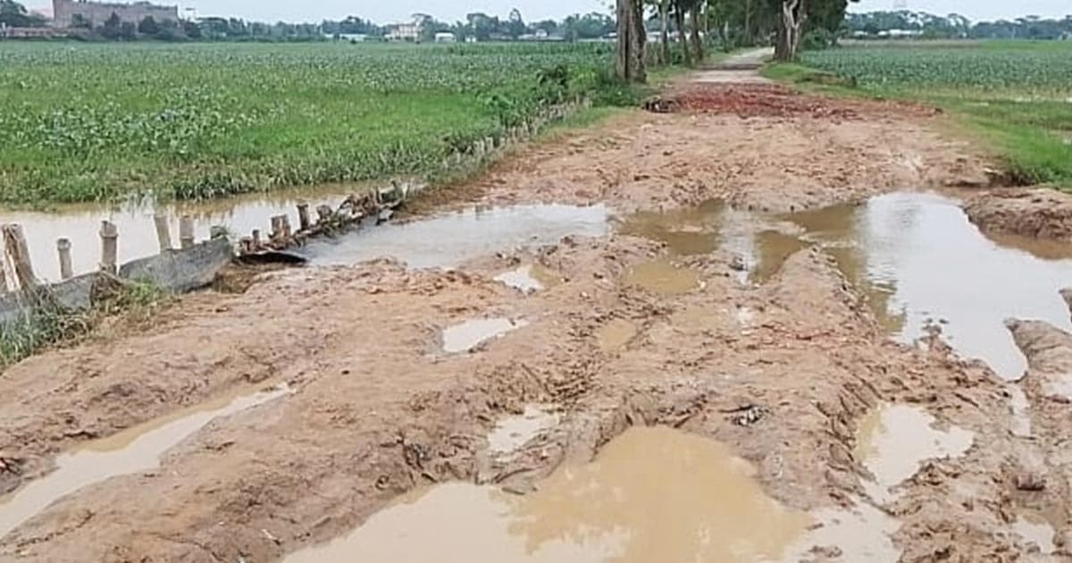ঢলের পানিতে ভেঙ্গেছে সড়ক, সীমাহীন জনদুর্ভোগ